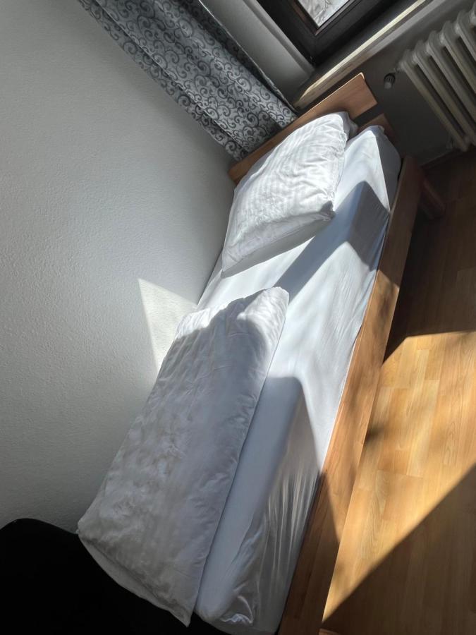 Zimmer Fuer Monteure, Handwerker Oder Reisende Essen Exteriör bild