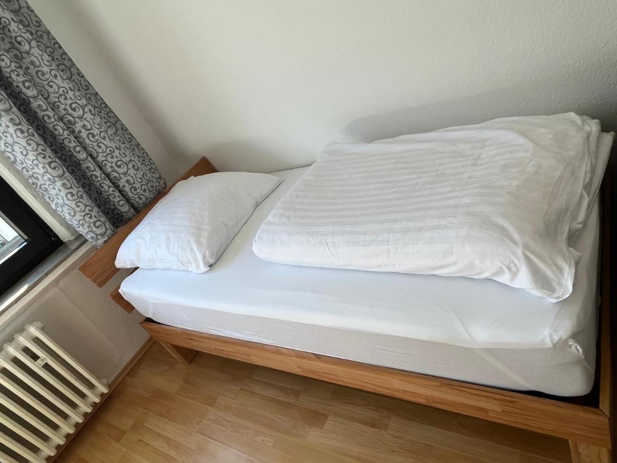 Zimmer Fuer Monteure, Handwerker Oder Reisende Essen Exteriör bild